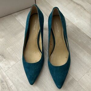 Ann Taylor Eryn Suede Pump, Size 9